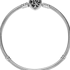 Bracelet Pandora Moments Chaîne de Serpent avec fermoir en Cœur Familial - Bijuvera